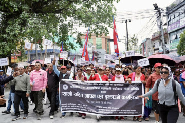 डोजर चल्न थालेपछि पोखराका सुकुम्बासीहरू त्रसित