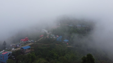 '... कुहिरोको घुम्टोले अन्तु डाँडा छोपिँदा' (फोटो फिचर)