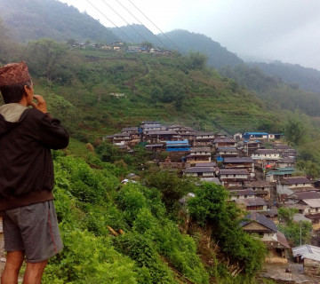 जब दिनबहादुर कराउँछन् तब गाउँलेका कान ठाडा हुन्छन्