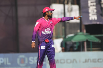 किन कालो पट्टी बाँधेर खेलिरहेका छन् जनकपुरका खेलाडी ? (तस्वीरहरू)