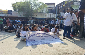 जनकपुरका निजी अस्पतालमा कार्यरत स्वास्थ्यकर्मीहरू सातबुँदे माग राखेर बसे धर्ना