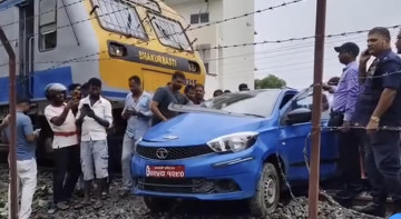 जनकपुरधाममा गुडिरहेको रेलले कारलाई ठक्कर दिएपछि...