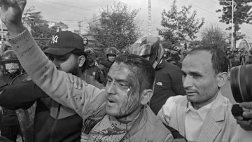 बबरमहलमा प्रदर्शनकारी र प्रहरीबीच झडप, केही घाइते