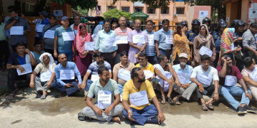 पत्रकार कुट्ने वकिललाई कारबाहीको माग गर्दै सञ्चारकर्मी धर्नामा