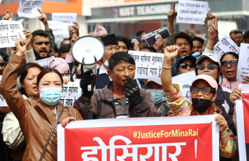 गर्भवतीको मृत्युपछि किष्ट अस्पतालमा तनाव, प्रहरीसँग घम्साघम्सी (तस्वीरहरू)