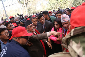 २ बजेलाई सर्‍यो एमाले केन्द्रीय कमिटीको पहिलो बैठक