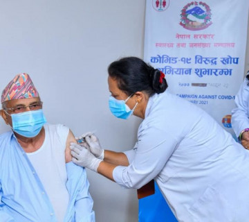 प्रधानमन्त्रीले लगाए कोरोना भाइरसविरुद्धको खोप