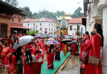 वर्षाले रोकेन तीजको रौनक [पशुपतिनाथबाट लाइभ]