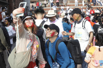 वसन्तपुरमा होली खेलेर रमाउँदै विदेशी पर्यटक (तस्वीरहरू)