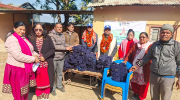 कामना सेवा विकास बैंकद्वारा वीरेन्द्रनगरस्थित एक विद्यालयलाई कुर्सी तथा न्यानो कपडा वितरण