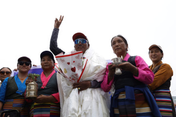 ३२ पटक सगरमाथा चुमेका कामिरितालाई काठमाडाैंमा भव्य स्वागत [तस्वीरहरू]