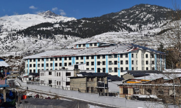 स्वास्थ्यकर्मीलाई दुर्व्यवहार गर्ने युवाले माफी मागेपछि अस्पतालको सेवा नियमित