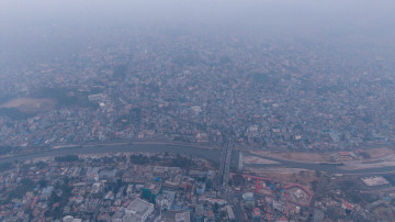 बिहानैदेखि धुम्म काठमाडौं, केही स्थानमा हल्का वर्षा [तस्वीरहरू]