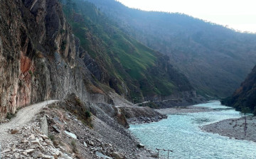 भेरी नदीमा टिपर खस्याे, चालकसहित तीन जना बेपत्ता
