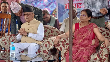 झण्डै एक घण्टापछि प्रहरी र कार्यकर्ताकाे उच्च सुरक्षासहित कार्यक्रमस्थल पुगे ओली
