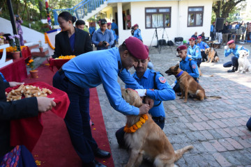प्रहरीले मनायो सेवा कुकुरसहित कुकुर तिहार (तस्वीरहरू)