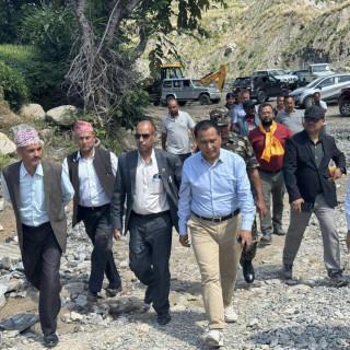 दसैँको दिन सडक तथा पुल निरीक्षणमा मन्त्री घिसिङ