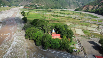 बाढीले ‘ह्युमपाइप’ बगाएपछि कुशेश्वर महादेव पुग्न यात्रुलाई सास्ती (तस्वीरहरू)