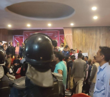अखिल क्रान्तिकारीले गर्‍यो १० नेतालाई कारबाही