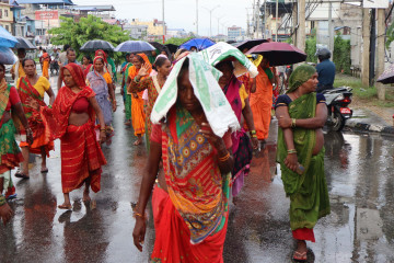सर्लाहीदेखि काठमाडौंसम्मको कष्टकर पदयात्रा : भोक र घाउसँग जुध्दै न्यायको खोजीमा लघुवित्तपीडित