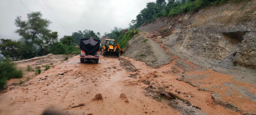 बाढी–पहिराेले ठाउँ ठाउँमा राजमार्ग अवरुद्ध, कहाँकाे अवस्था कस्ताे ?