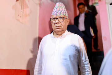 पतञ्जलि जग्गा प्रकरण: बयानका लागि विशेष अदालतमा उपस्थित भए माधव नेपाल