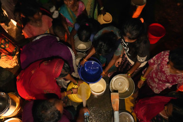मधेशमा पानीको हाहाकार, ट्याङ्करको पानी वितरण पनि प्रभावकारी हुन सकेन (तस्वीरहरू)