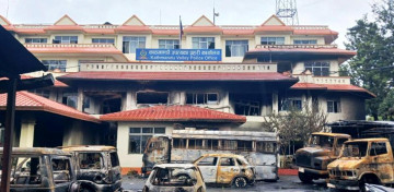 जलाइएका भवन सफा गरेर नियमित काममा फर्किंदै प्रहरी