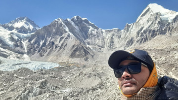 आधार शिविरको टेन्टबाट मध्यरातमा जे देखियो...