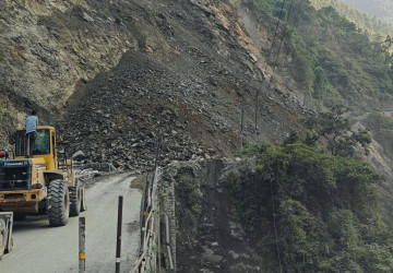 फेरि ठूलो पहिरो खसेपछि मुग्लिन–नारायणगढ सडक अनिश्चितकालका लागि बन्द (भिडियो)