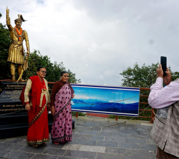 चन्द्रागिरिः बादलसँगै कुहिरोको शीत र घामको किरणको लुकामारी