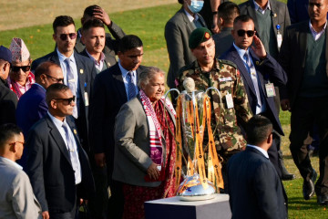 एनपीएलको माहाैल: प्रधानमन्त्री पुगिन् खेल हेर्न, हेलिकोप्टरबाट पुष्पवृष्टि (तस्वीरहरू)