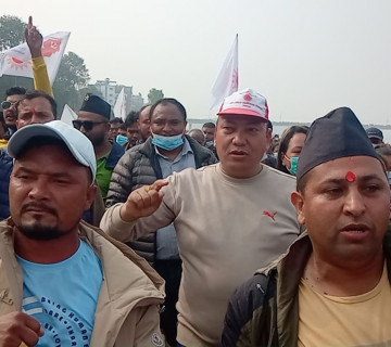 नारायणी नदी किनारमा घन्कियो 'केपी ओली र महेश बस्नेत जिन्दावाद'को नारा (भिडियो)