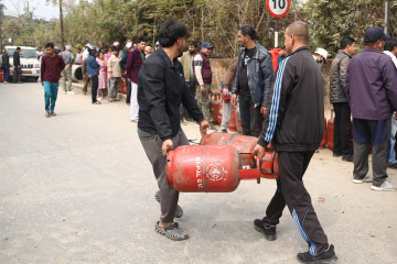 ग्यास अभावको डरले उपभोक्ता त्रसित, बालाजुमा सिलिन्डरसहित सयौँको लाइन [तस्वीरहरू]