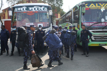 निर्वाचन सुरक्षार्थ महाराजगञ्जस्थित १ नम्बर गणबाट विभिन्न जिल्लातर्फ जाँदै नेपाल प्रहरीका टोली (तस्वीरहरू)