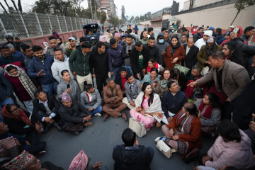 कांग्रेसको चारतारे झण्डा र रुख गगन–विश्वलाई, निर्वाचन आयोगअगाडि समर्थकको खुसियाली