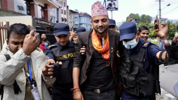 माइतीघरमा प्रदर्शन गर्न पुगेकाहरू प्रहरी नियन्त्रणमा (तस्वीरहरू)