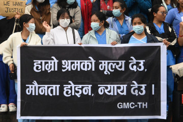 नर्सलाई बाइपास गर्दै सरकारसँग सहमति भएको भन्दै पोखरामा गण्डकी मेडिकल कलेजका नर्सहरू आन्दोलित (तस्वीरहरू)