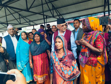 भोट माग्न पुगेका ओलीसँग स्थानीयले मागे झोलुंगे पुल