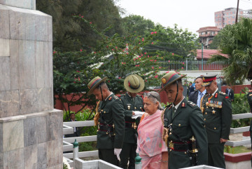 प्रधानमन्त्री सुशीला कार्कीद्वारा लैनचौरस्थित शहीद स्मारकमा श्रद्धान्जली अर्पण (तस्वीरहरू)