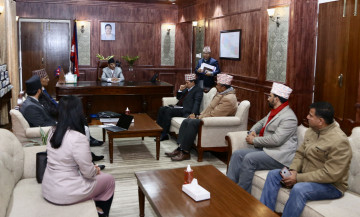 कम्बाेडियामा निधन भएका निराकारका बुबासँग सिंहदरबारमा प्रधानमन्त्रीकाे भेट