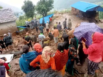 ओखलढुङ्गामा पहिरो : श्रीमान्/श्रीमती र छोरीको मृत्यु, छोरा बेपत्ता