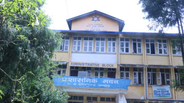 अझै हटाइएन पाटन क्याम्पसमा भूकम्पपछि टाँसिएका रातो स्टिकर 