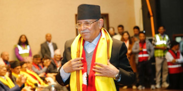 ओलीको आलोचना गरेर एमालेमा आँखा लगाइरहेका प्रचण्ड