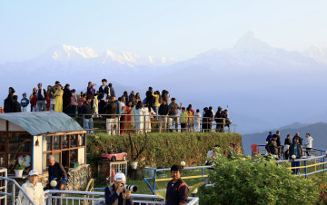 सराङकोट डाँडामा सूर्योदय हेर्न पर्यटकको घुइँचो (तस्वीरहरू)