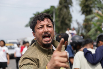 फेवाताल छेउछाउका टहरामा डोजर चलेपछि स्थानीय आन्दोलित, सडक अवरुद्ध