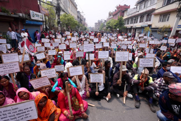 सहकारीपीडितले दिए राष्ट्रपति भवन नजिकै धर्ना (तस्वीरहरू) 