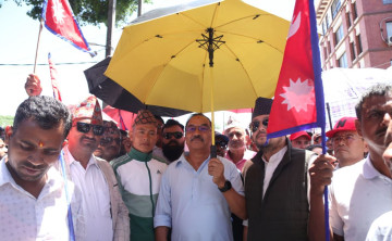 सिफलबाट कमल थापा र नवराज सुवेदीको नेतृत्वमा अघि बढ्यो राजावादीहरूको जुलुस (तस्वीरहरू)