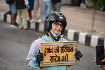 'संविधान मान्दैनौँ, राजाबाहेक जान्दैनौँ' भन्दै प्रदर्शन (तस्वीरहरू)