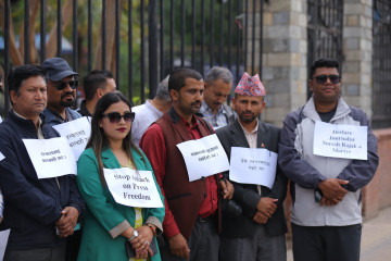 पत्रकार रजकलाई शहीद घोषणा गर्न माग गर्दै काठमाडाैंमा प्रदर्शन (तस्वीरहरू)